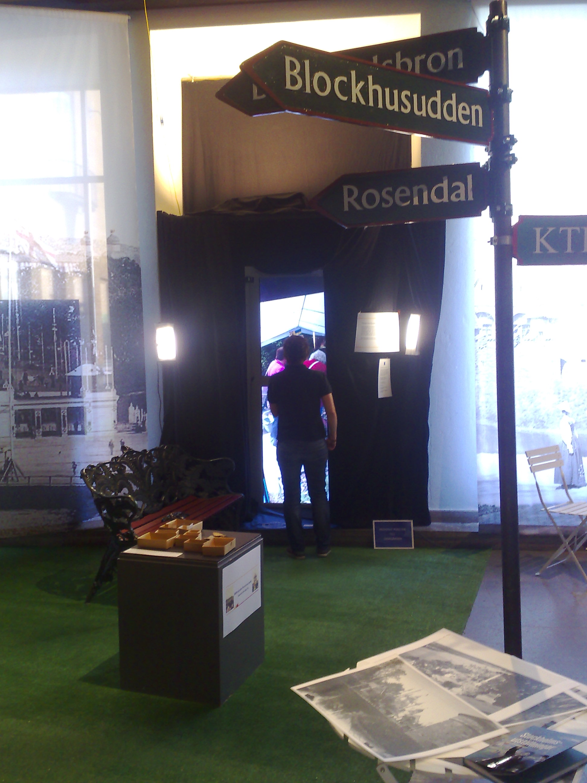 Neogtiating in the door-way of the mediated museum...