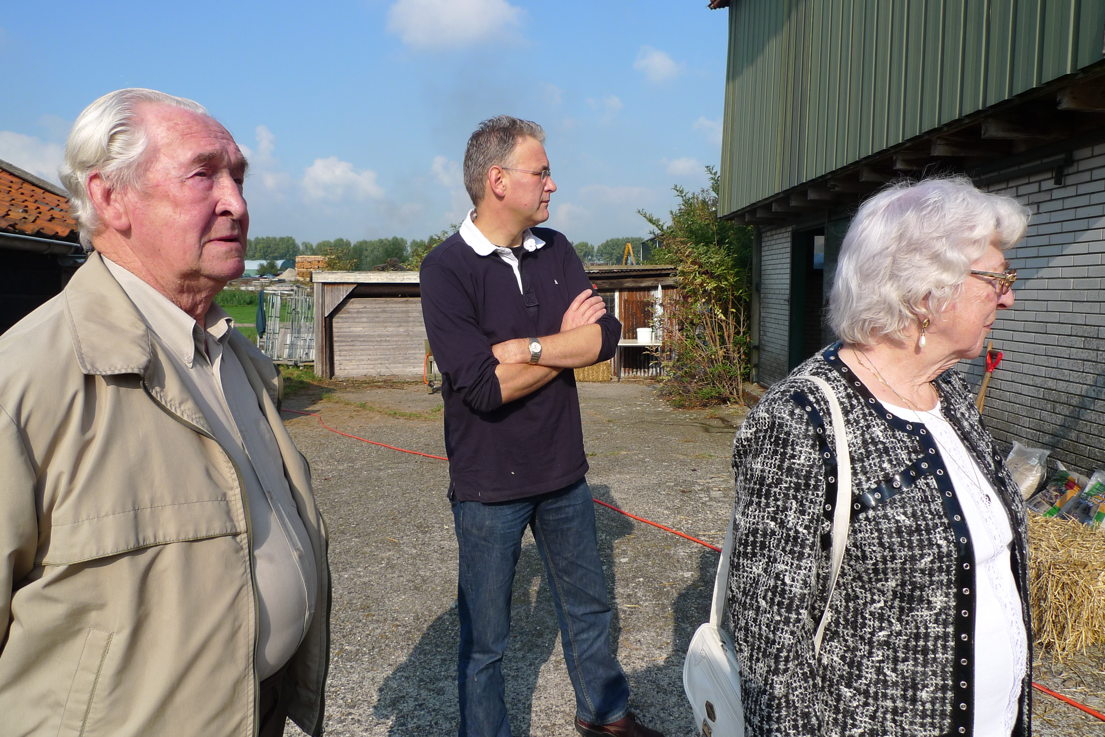 The 'young man' in the middle, is the great great grandson of the man who turned half of Osdorp from marsh into farmland. The older gent on the left used to work on this farm. Both have returned today for a harvest festival.