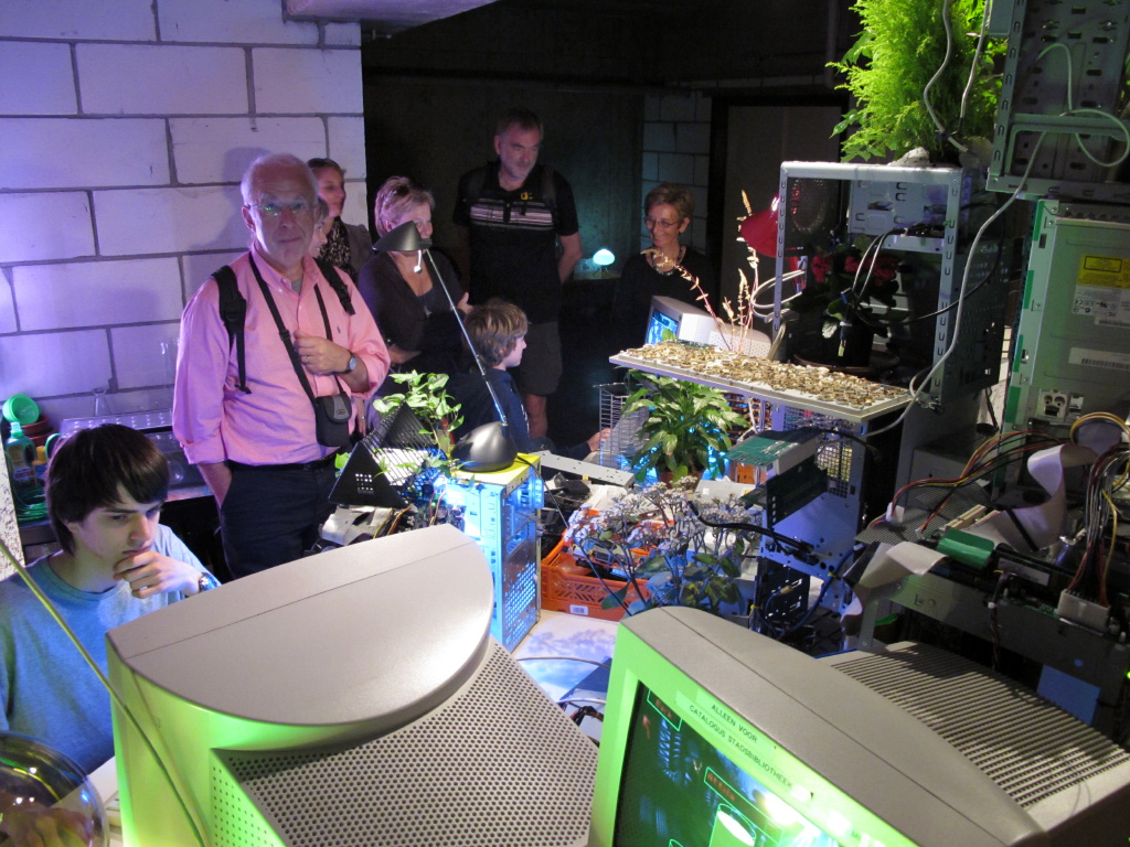 The Biomodd Workshop Sint-Niklaas led to an installation on display during the Coup de Ville arts festival in Sint-Niklaas. Workshop participants kept on tuning and maintaining the setup during the festival, and provided explanations to visitors.