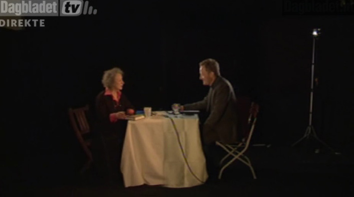 Fig. 3 Renowned writer Margaret Atwood shares a table with Simen Ekern, op-ed editor of the Norwegian Newspaper ‘Dagbladet’.